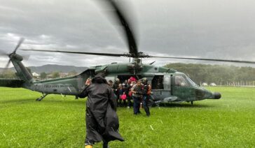 Helicóptero da Base Aérea de Santa Maria auxiliou o resgate de moradores que estavam ilhados na localidade de Porto Alves, em Agudo.